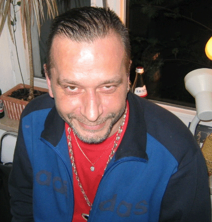 hier sollten Sie ein Foto des Künstlers sehen